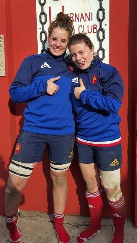 Miléna Buzenet et et Marie Hamon (à g.), éducatrice à l'école de rugby, et joueuse de l'équipe de France