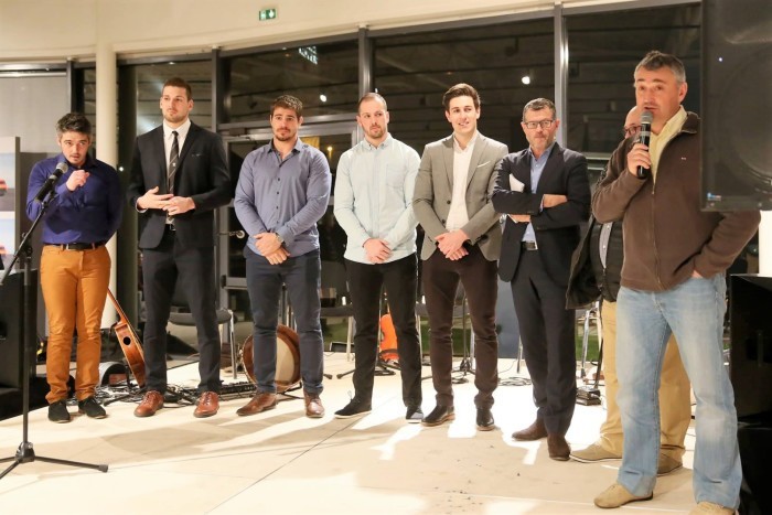 Soirée Voeux 2017 (quatre joueurs entourés du Président, d'un entraineur et du directeur sportif du REC Rugby)